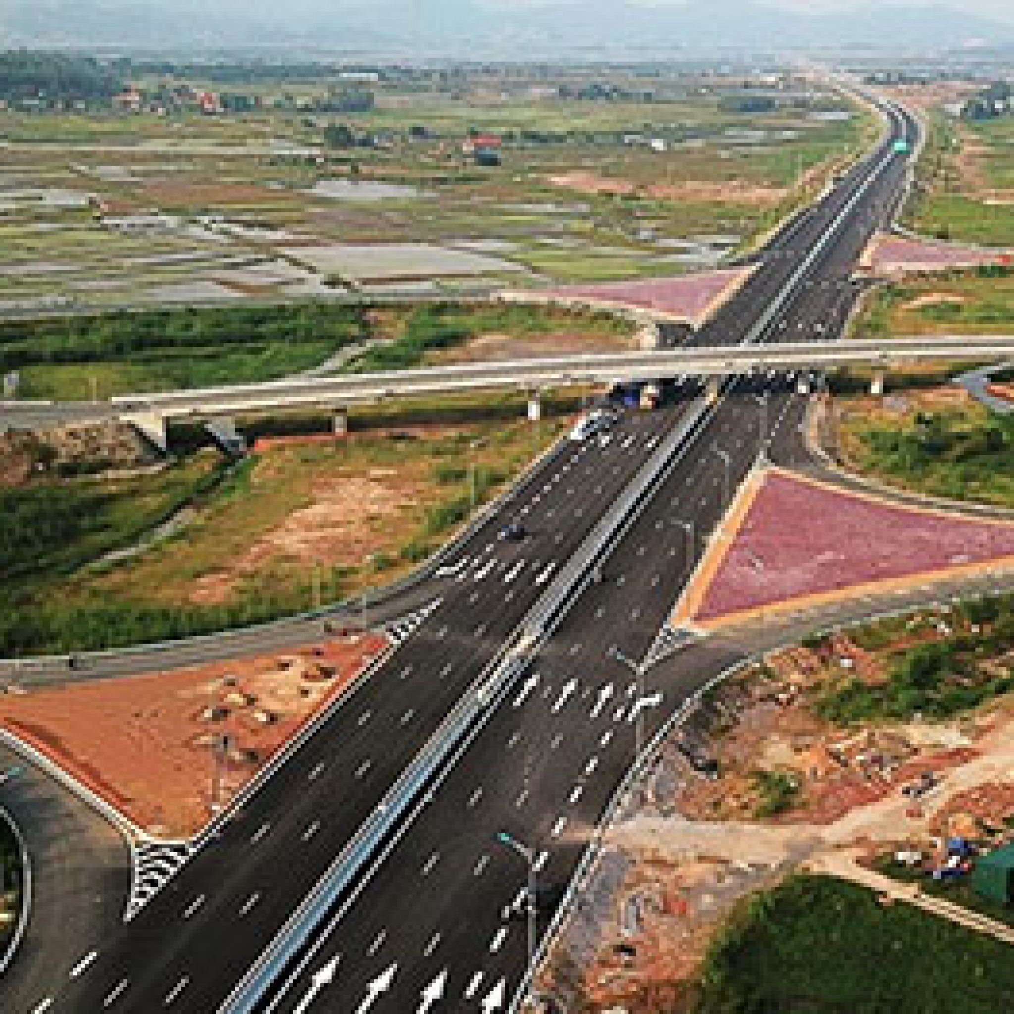 Đầu tư cơ sở hạ tầng góp phần thúc đẩy phát triển kinh tế - xã hội Quảng Ninh